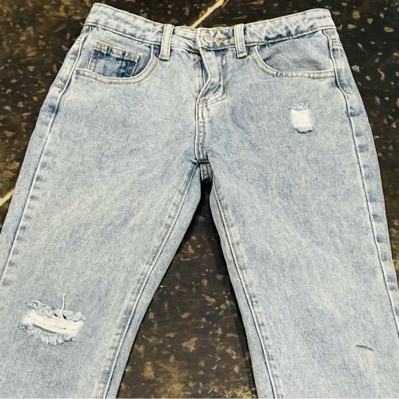 SHEIN Whitewash Jeans - Picture 2 of 6